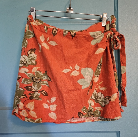 Sadie & Sage Dresses & Skirts - Sadie & Sage Floral Wrap Skirt Size M